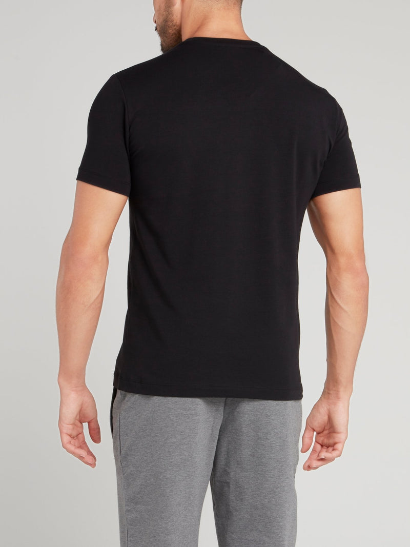 Черная футболка с рисунком и шевроном