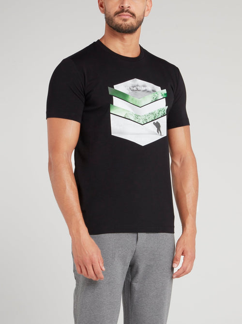 Черная футболка с рисунком и шевроном