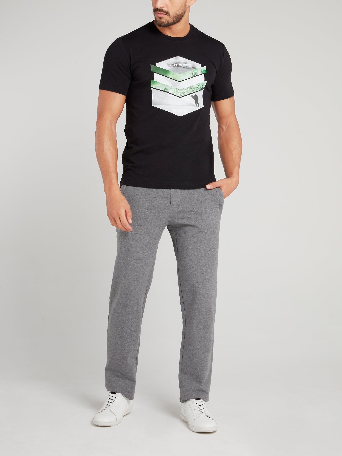 Черная футболка с рисунком и шевроном