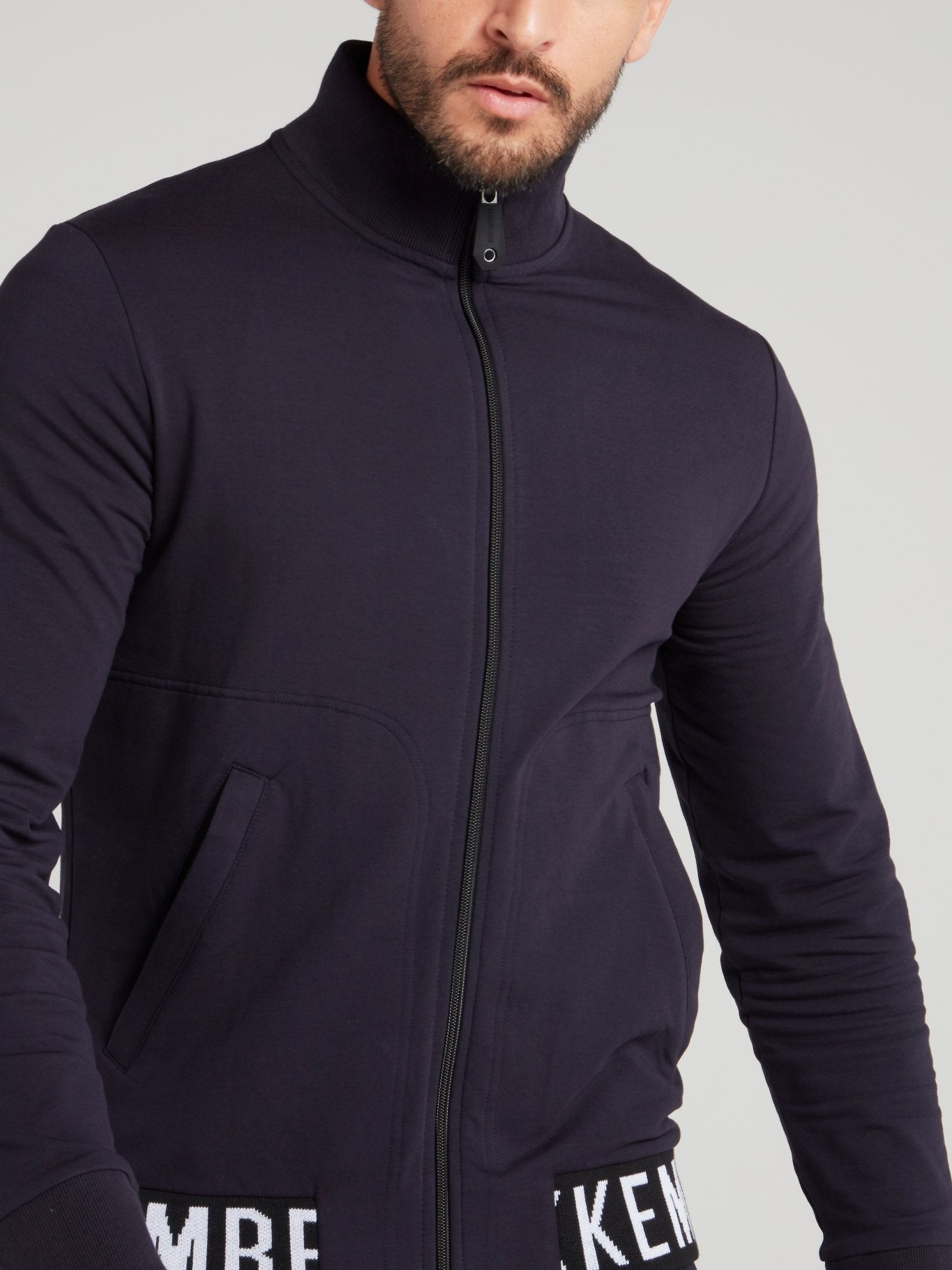 Темно-синяя куртка с высоким воротником