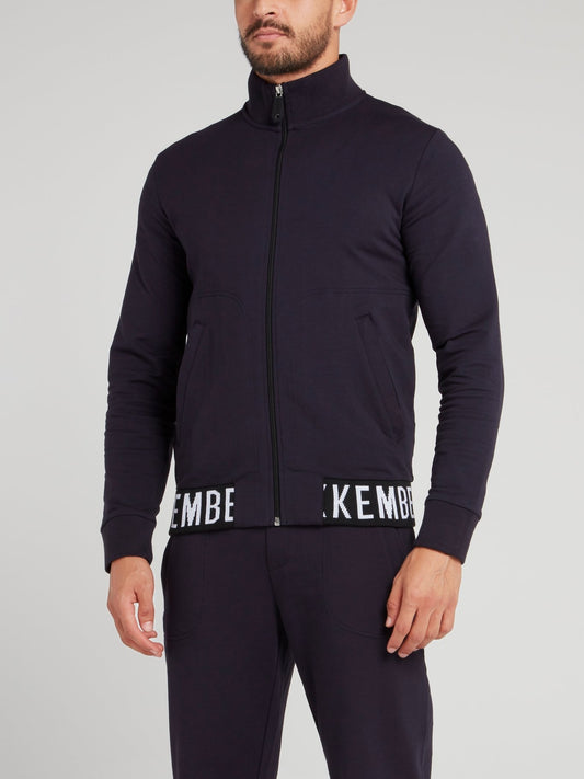 Темно-синяя куртка с высоким воротником