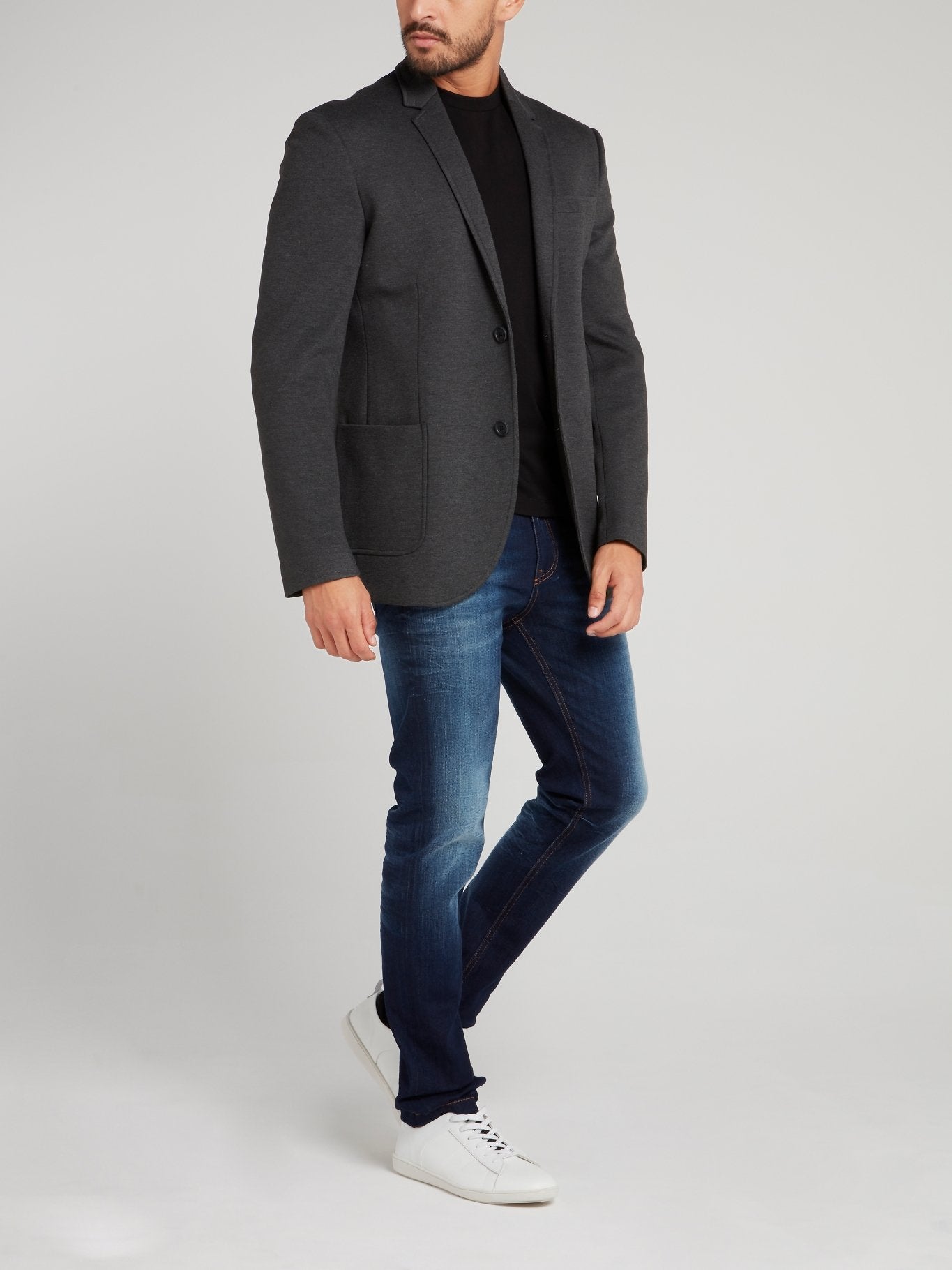 Серый пиджак с полоской на спине