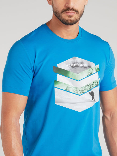 Синяя футболка с рисунком и шевроном