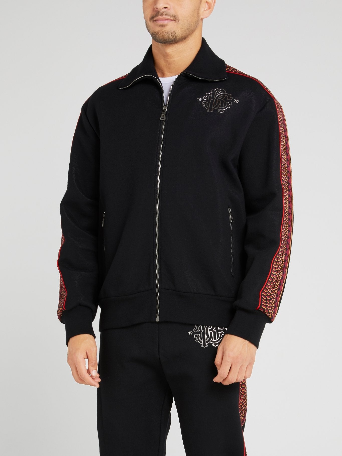 Черная куртка с полоской на рукавах