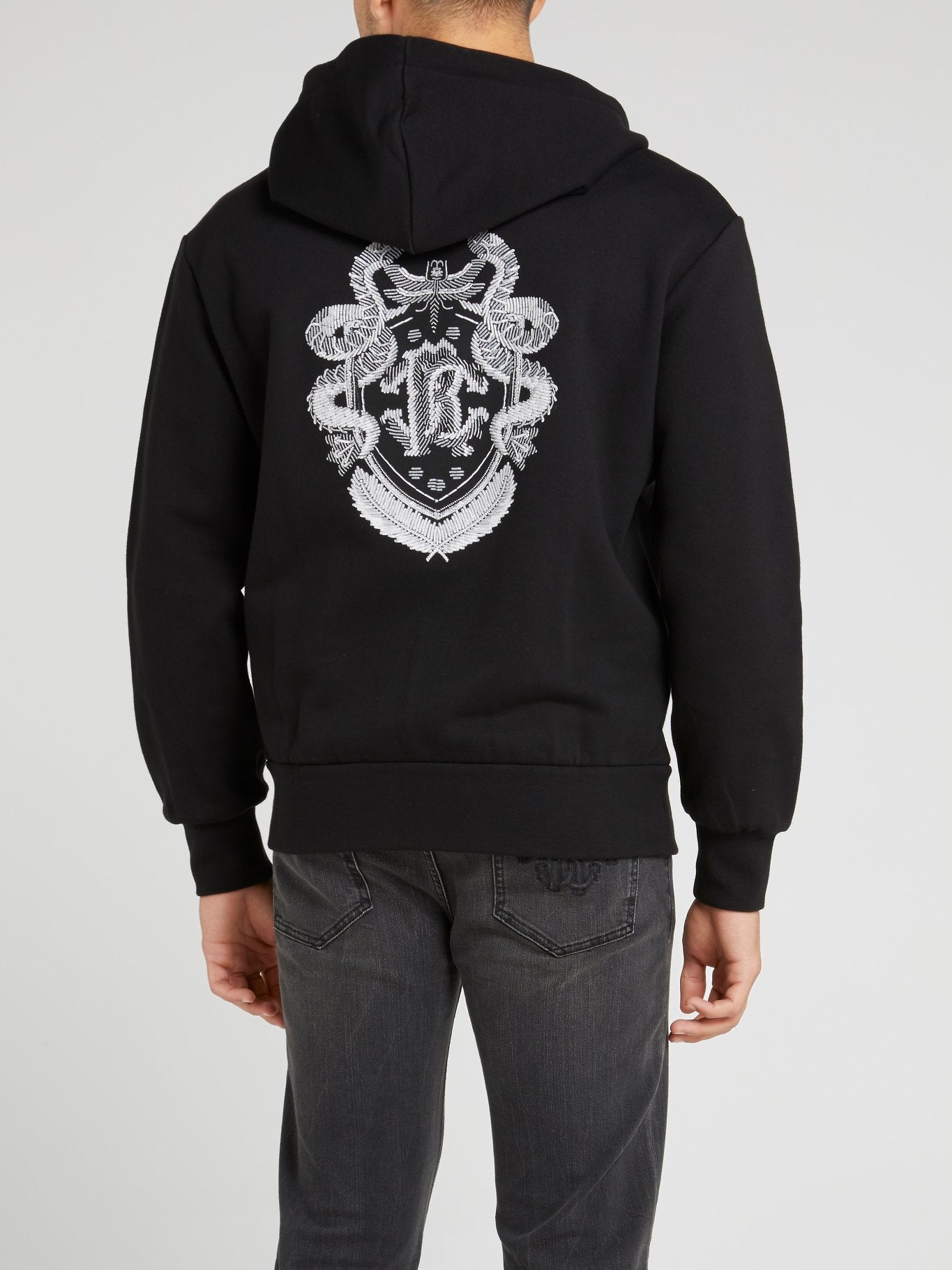 Черная куртка с вышитым на спине логотипом