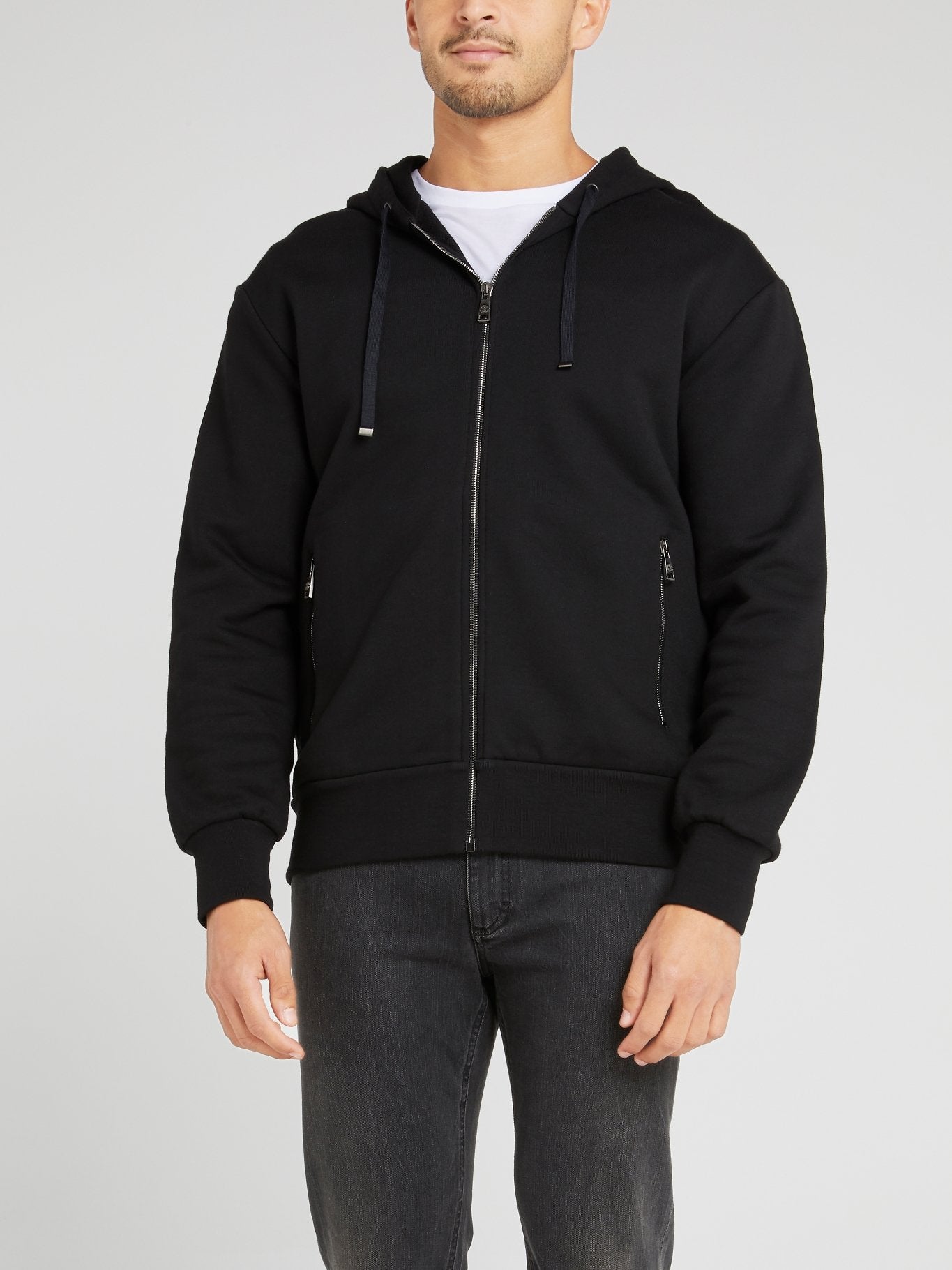 Черная куртка с вышитым на спине логотипом