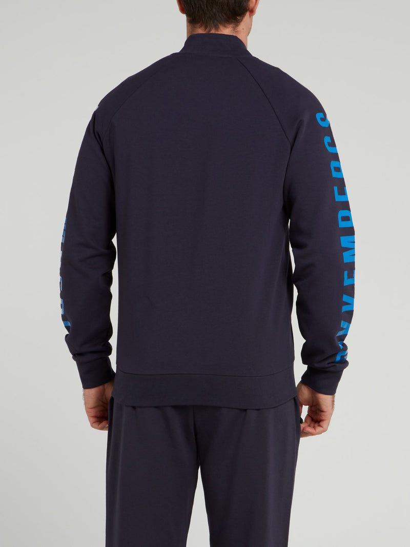 Темно-синяя куртка с логотипом на рукавах