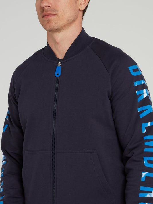 Темно-синяя куртка с логотипом на рукавах