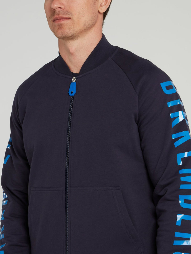 Темно-синяя куртка с логотипом на рукавах