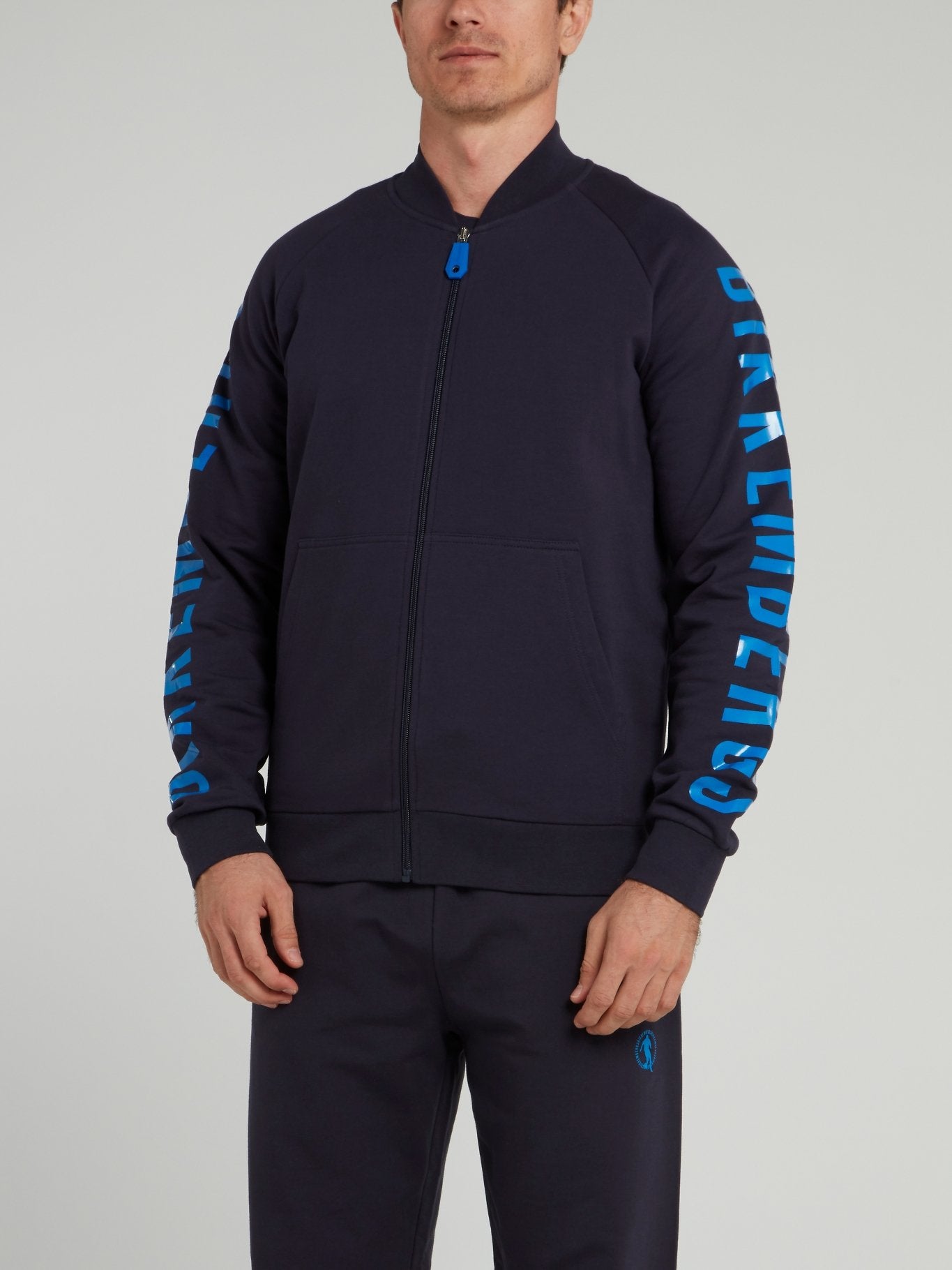 Темно-синяя куртка с логотипом на рукавах