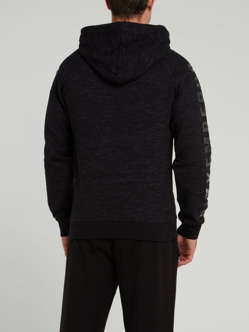 Черное худи с логотипом на рукавах