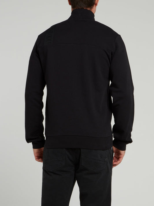 Черная куртка с высоким воротником и логотипом