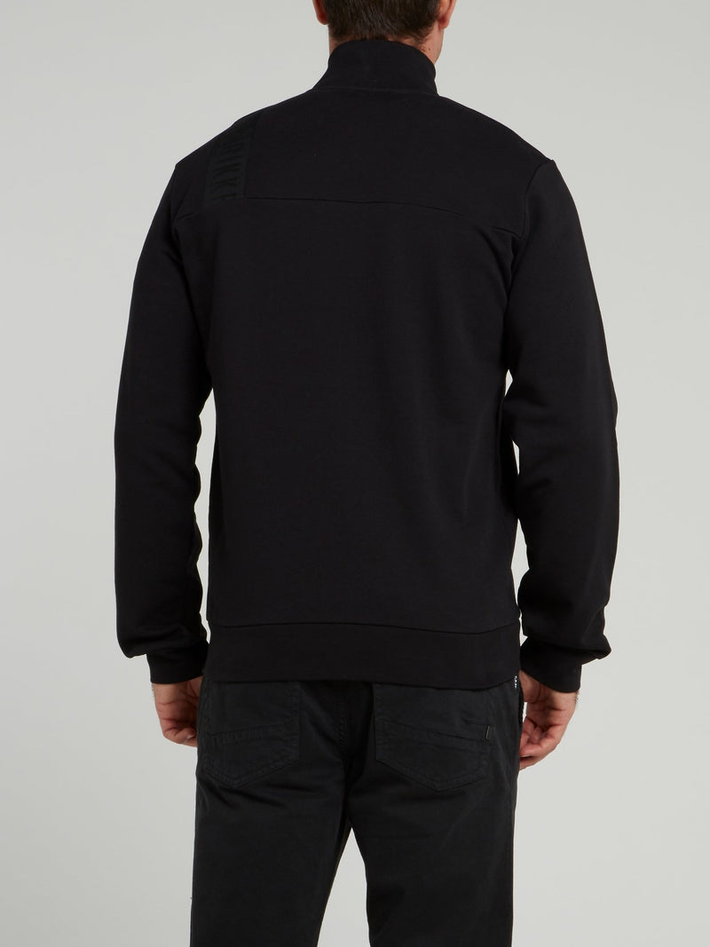 Черная куртка с высоким воротником и логотипом