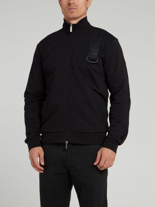 Черная куртка с высоким воротником и логотипом