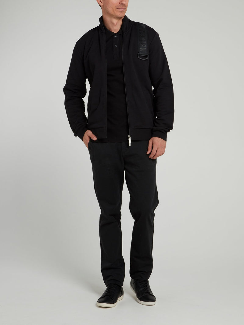 Черная куртка с высоким воротником и логотипом