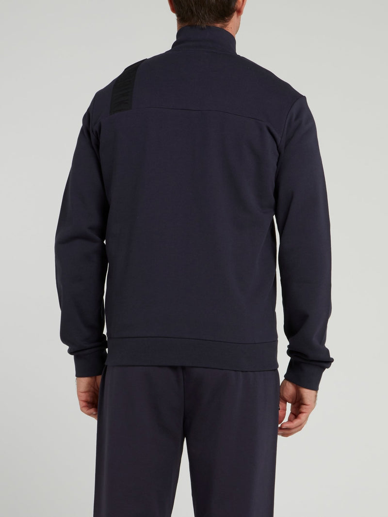 Темно-синяя куртка с высоким воротником и логотипом