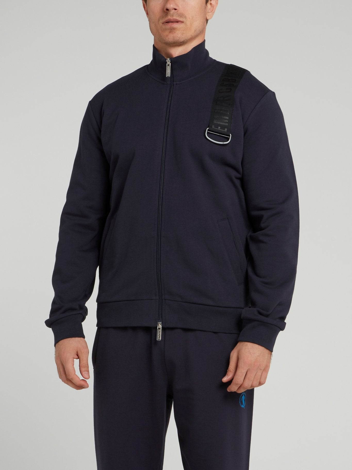 Темно-синяя куртка с высоким воротником и логотипом