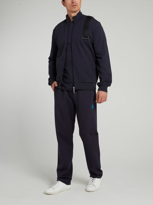 Темно-синяя куртка с высоким воротником и логотипом