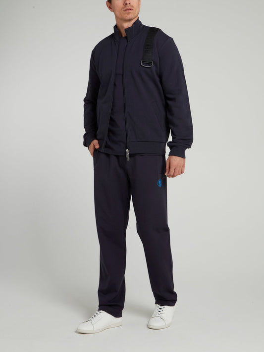 Темно-синяя куртка с высоким воротником и логотипом