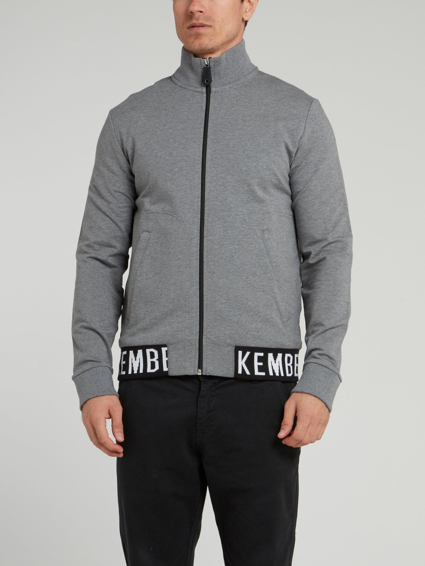 Серая куртка с высоким воротником