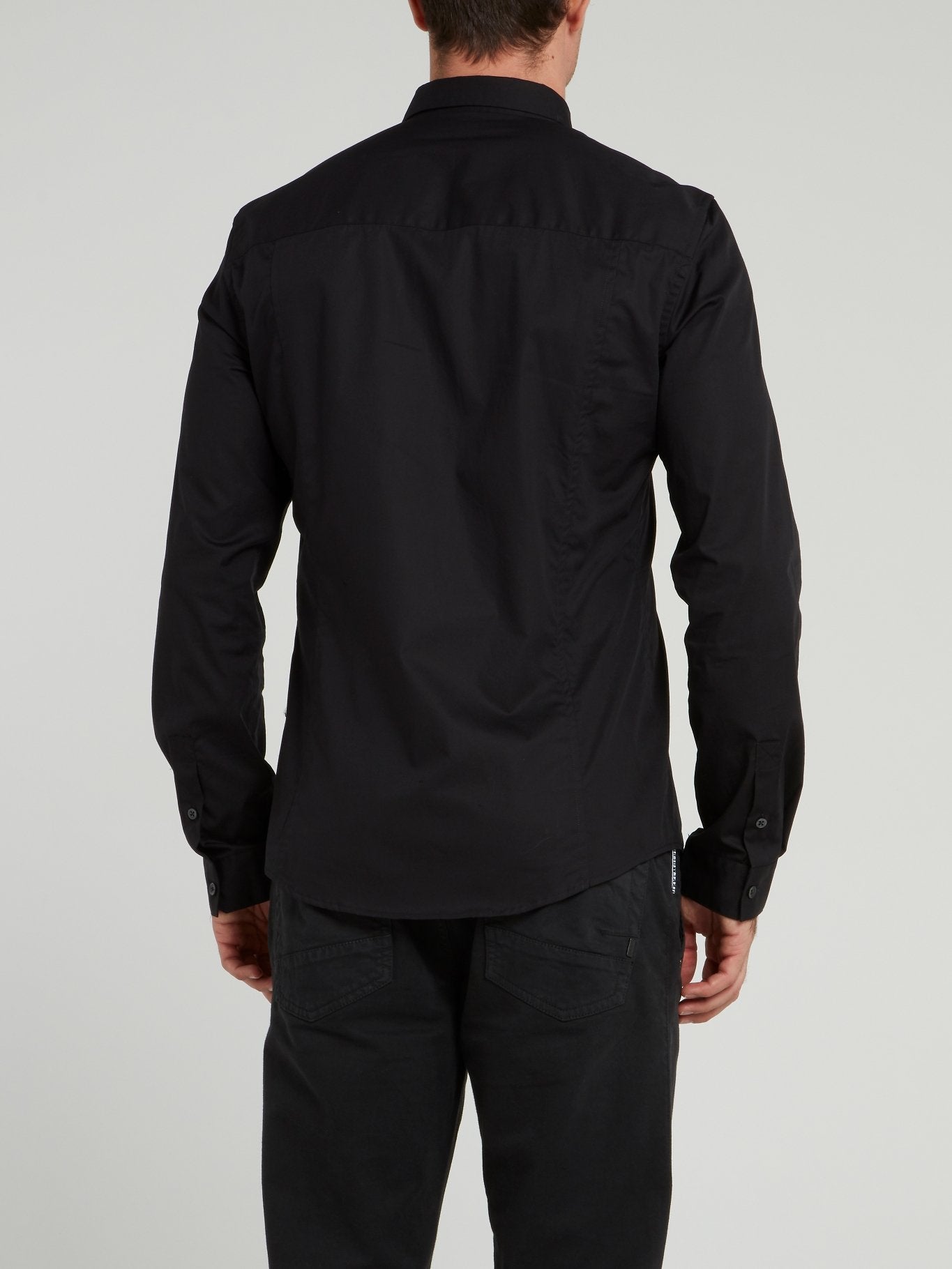 Черная рубашка с шевроном на кармане