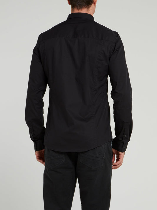Черная рубашка с шевроном на кармане