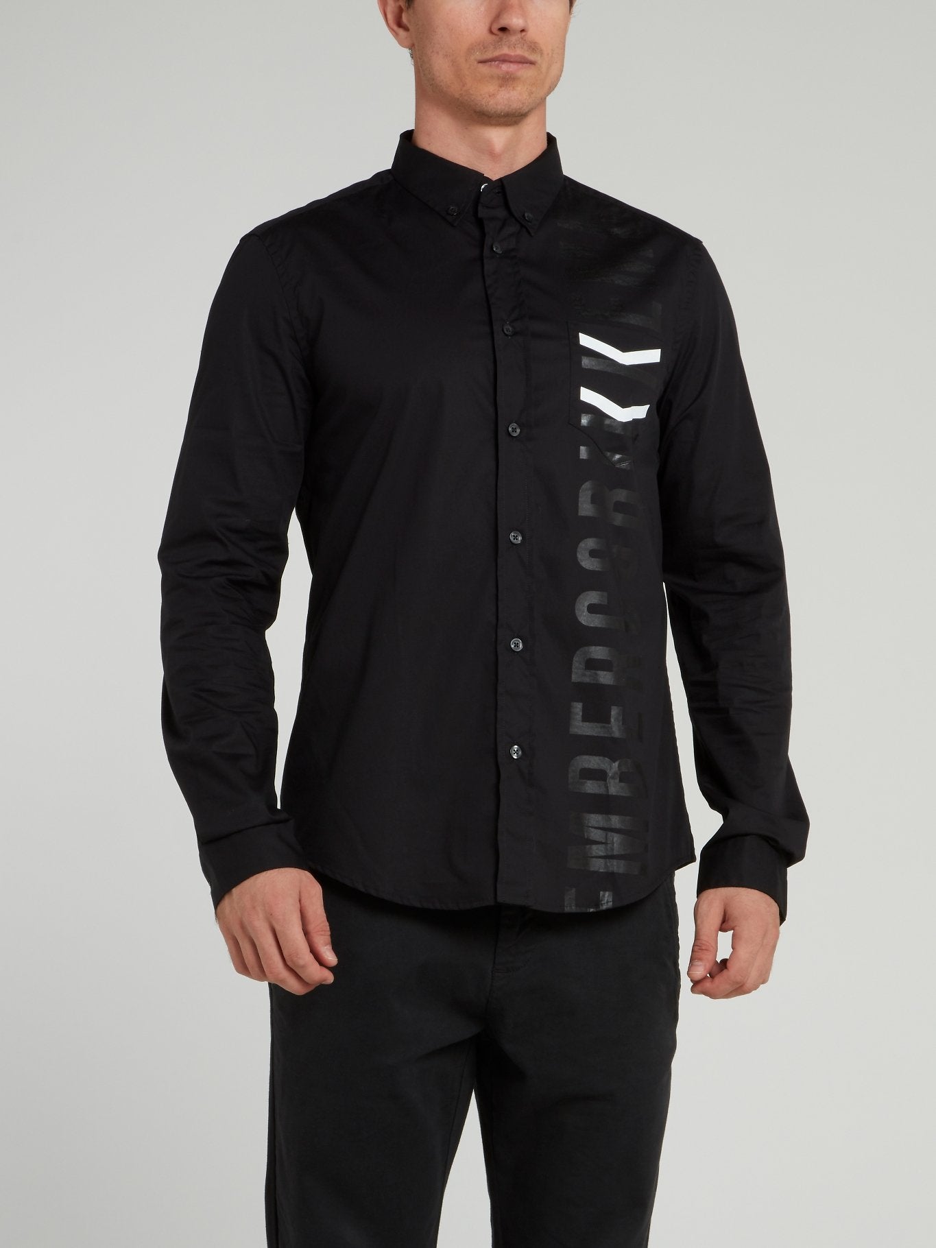 Черная рубашка с шевроном на кармане