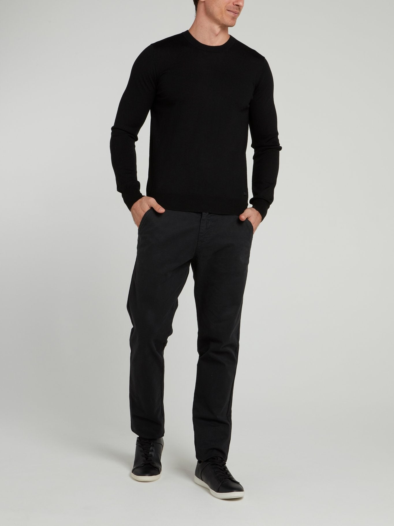 Черный свитер с полоской на спине