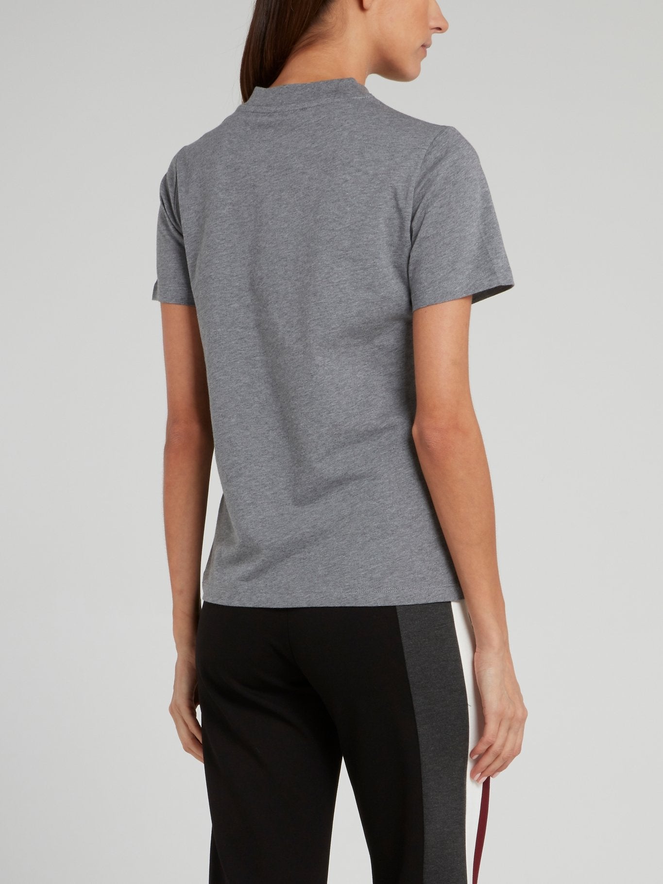 Серая футболка с логотипом из пайеток и V-образным вырезом