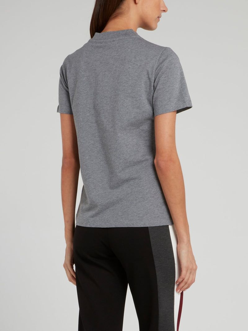 Серая футболка с логотипом из пайеток и V-образным вырезом