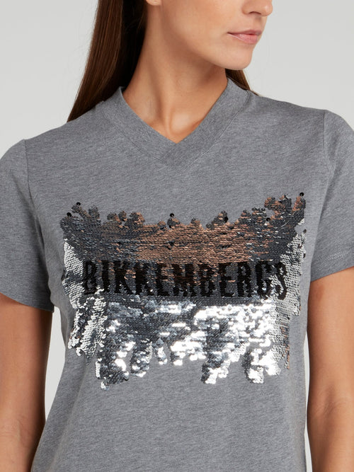 Серая футболка с логотипом из пайеток и V-образным вырезом