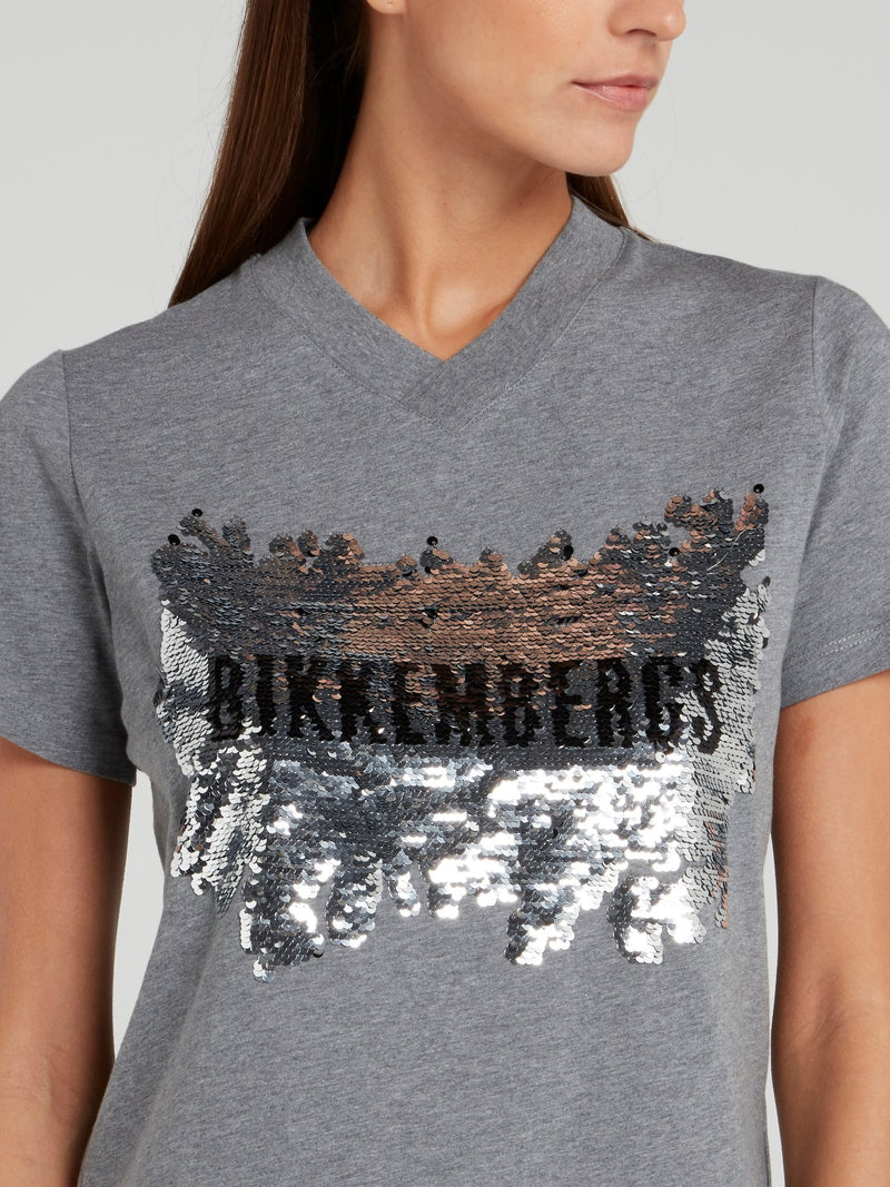 Серая футболка с логотипом из пайеток и V-образным вырезом