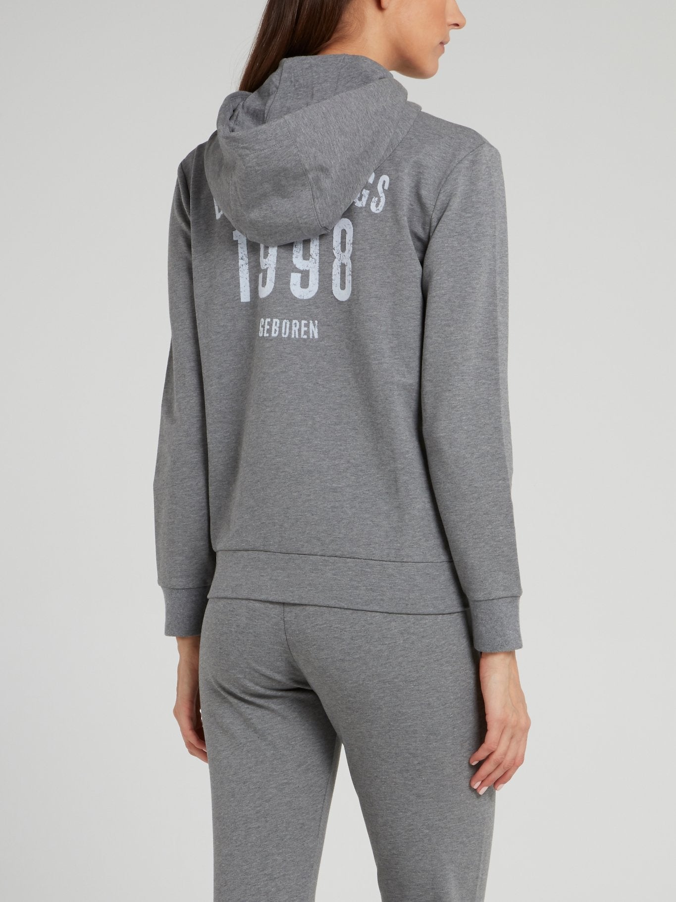 Серая куртка с логотипом на спине