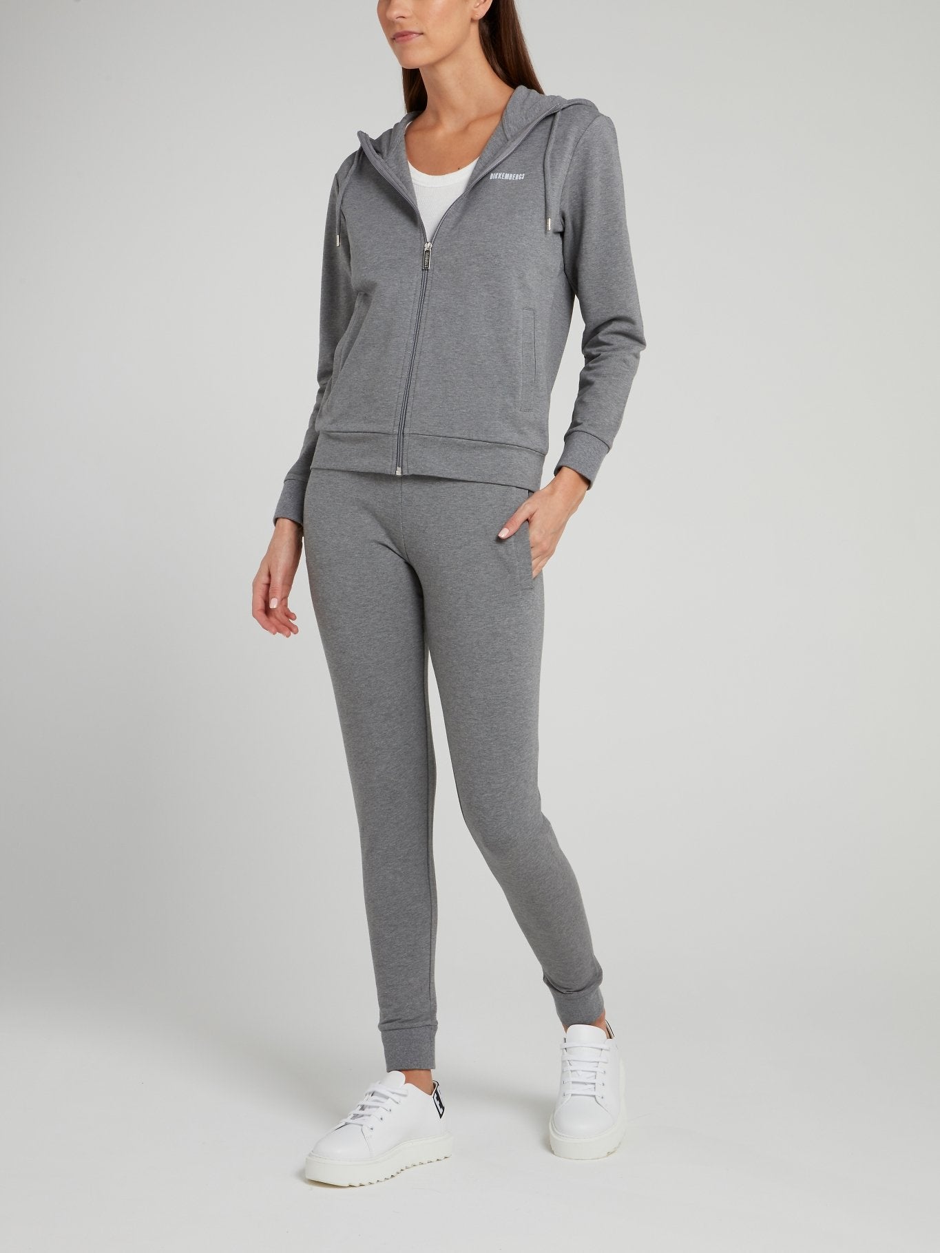 Серая куртка с логотипом на спине