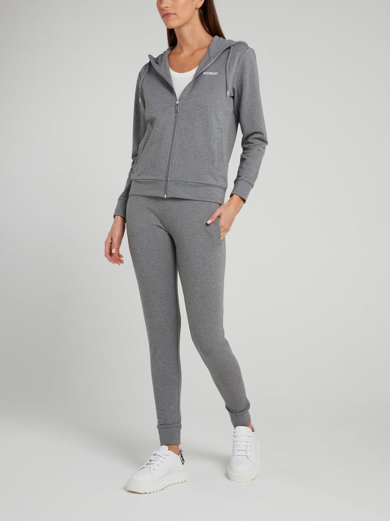 Серая куртка с логотипом на спине