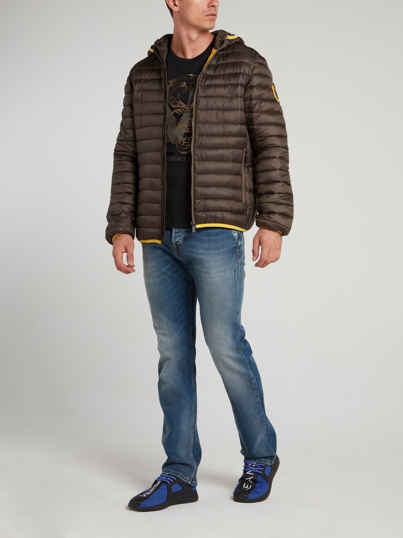 Синие прямые джинсы с рваной отделкой