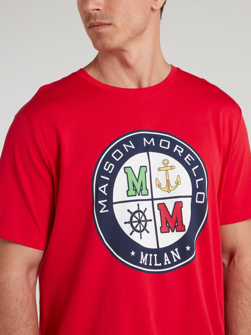 Красная футболка с круглым вырезом и логотипом