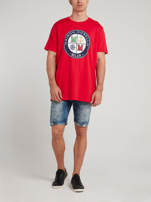 Красная футболка с круглым вырезом и логотипом