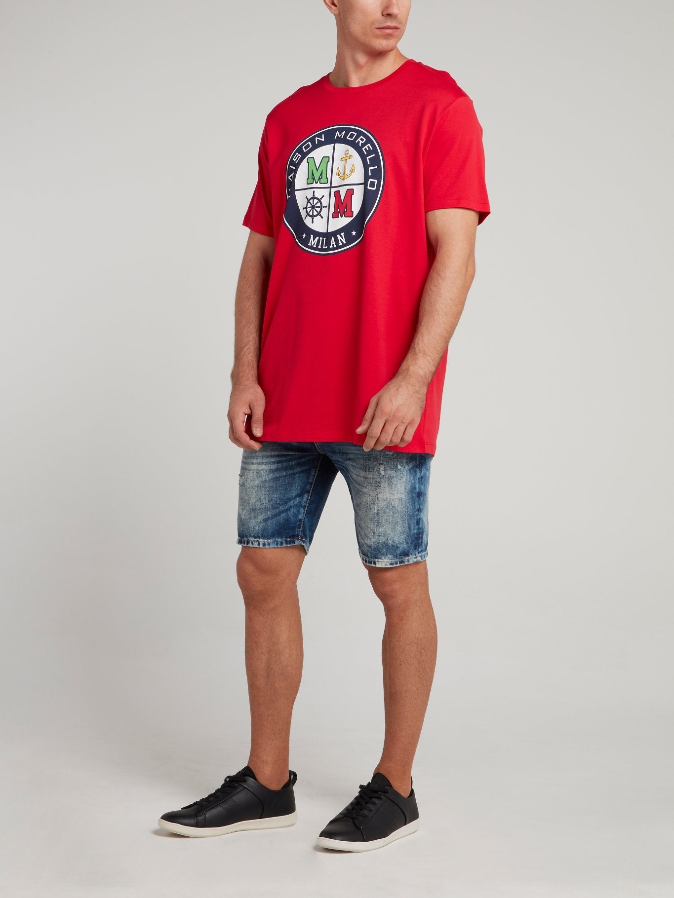 Синие джинсовые шорты с рваной отделкой