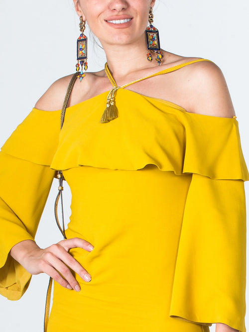 Платье с открытыми плечами и вырезом халтер