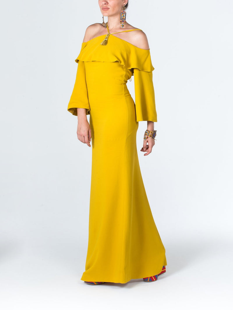 Платье с открытыми плечами и вырезом халтер