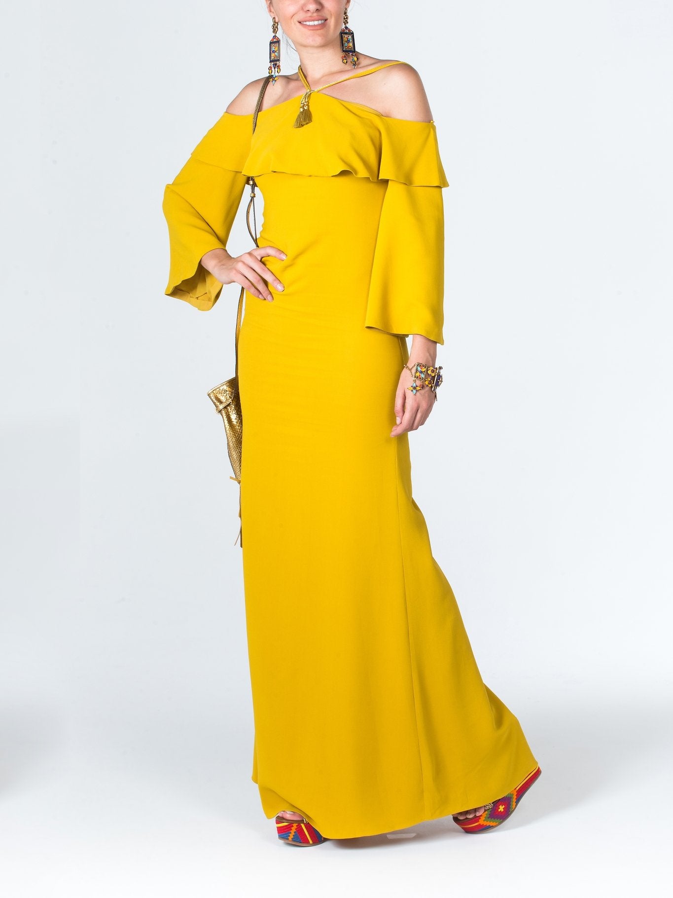 Платье с открытыми плечами и вырезом халтер