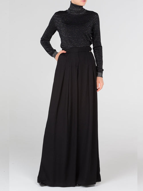 Черный свитер с высоким воротником в полоску