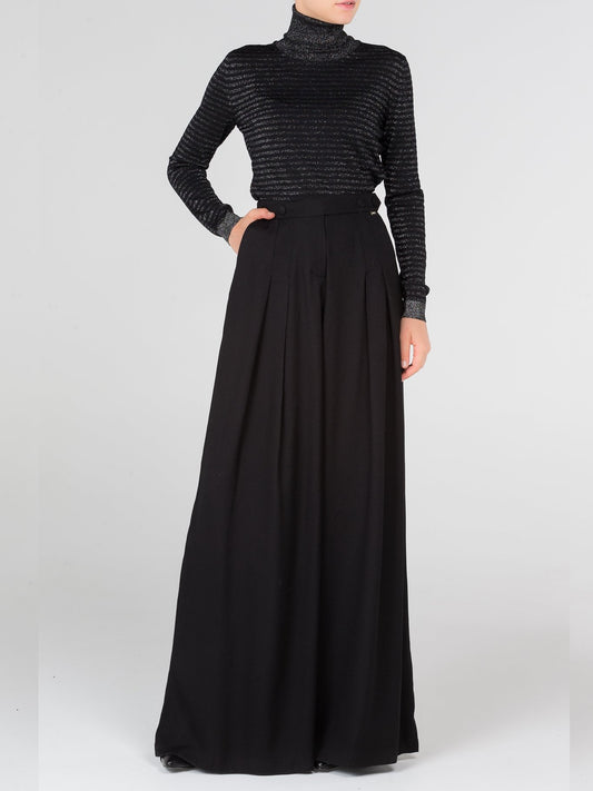 Черный свитер с высоким воротником в полоску