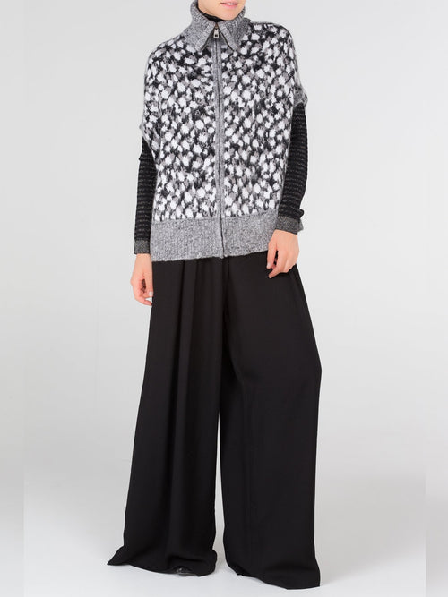 Черный свитер с высоким воротником в полоску