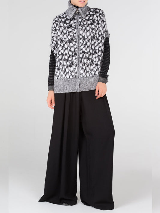 Черный свитер с высоким воротником в полоску