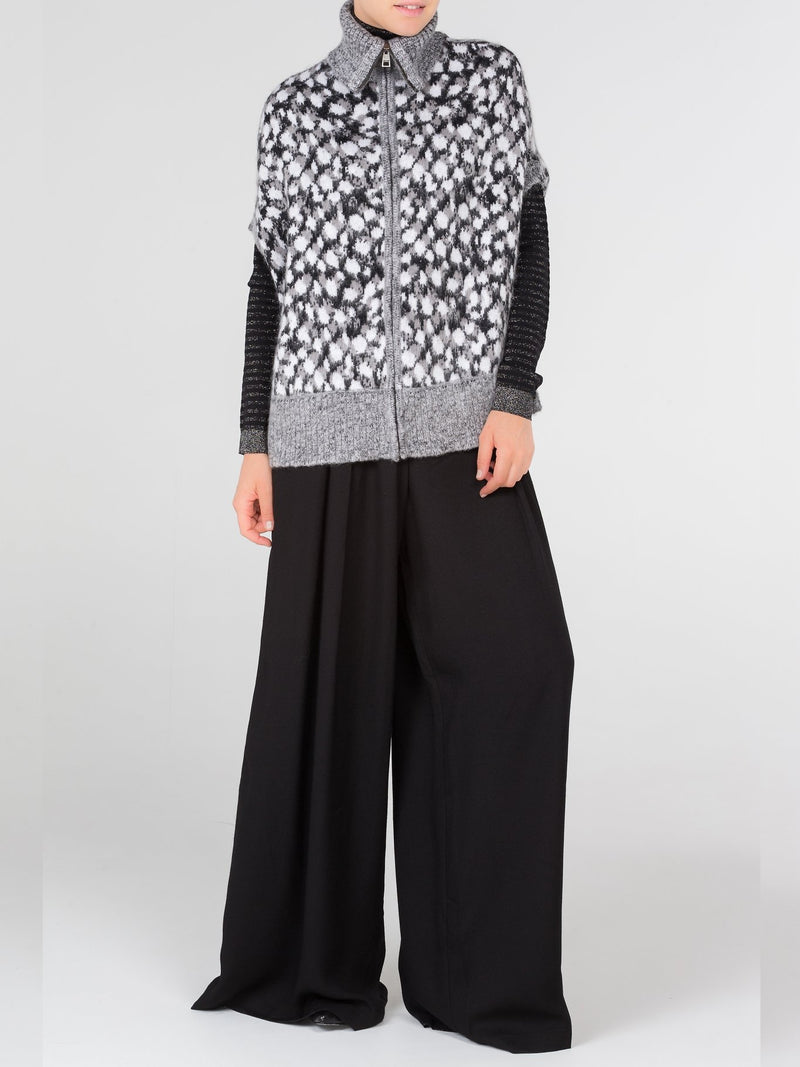 Черный свитер с высоким воротником в полоску