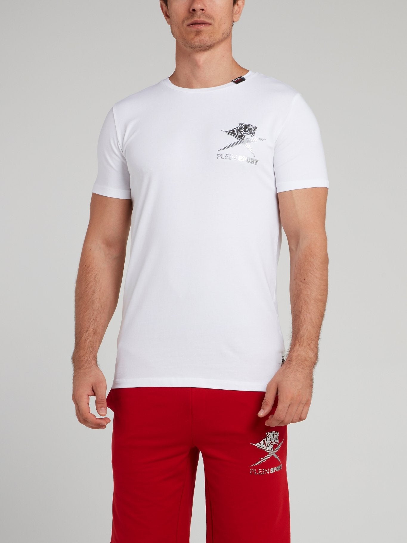 Классическая белая футболка с логотипом