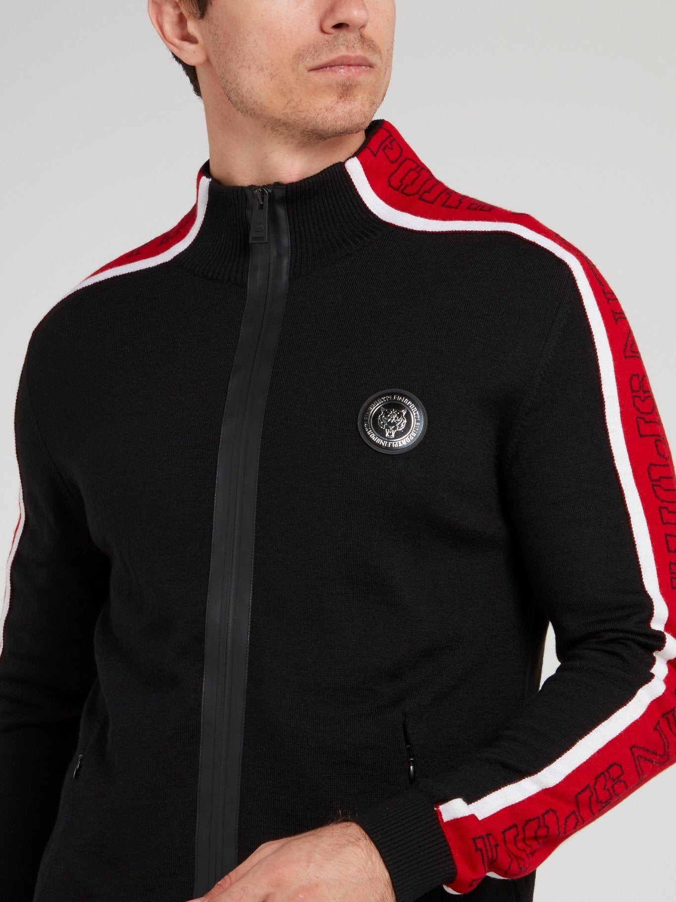 Черная куртка с полоской на рукавах