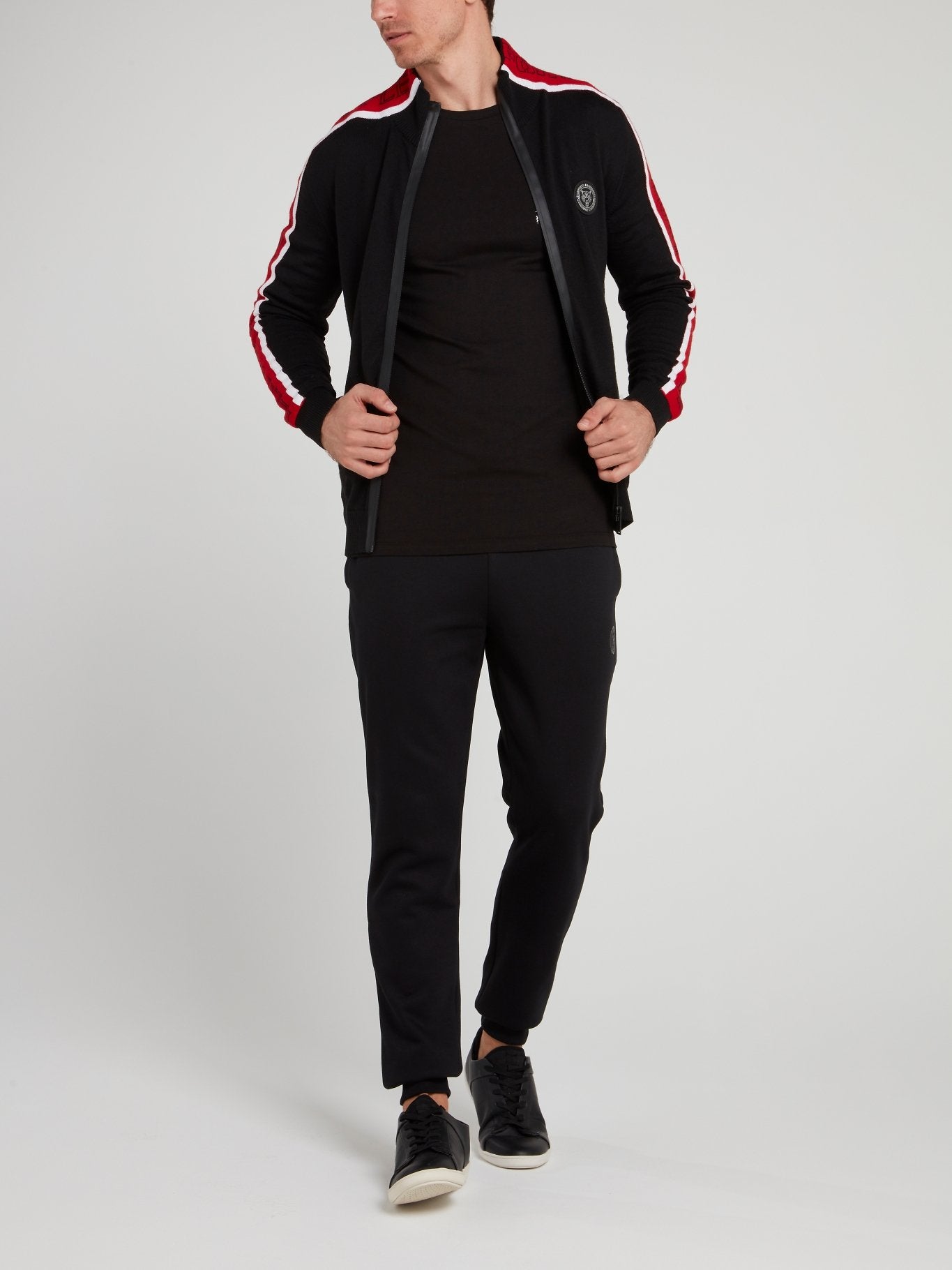 Черная куртка с полоской на рукавах